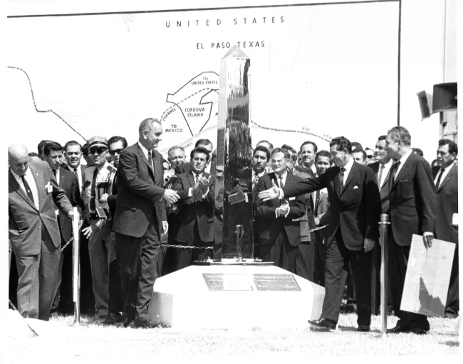 Image of Presidents Adolfo López Mateos and Lyndon Johnson in front of an obelisk commemorating the Chamizal Treaty.