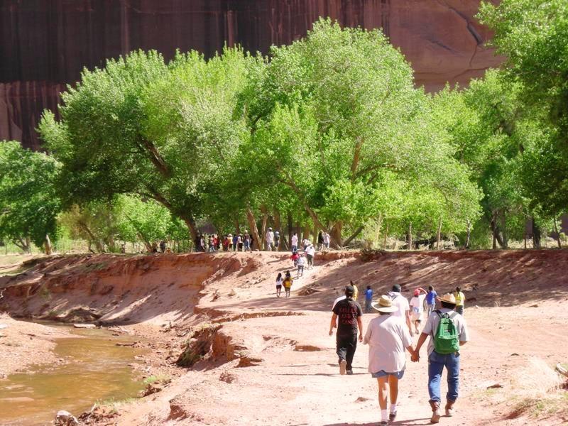 People walking on the White House Trail in Canyon de Chelly.