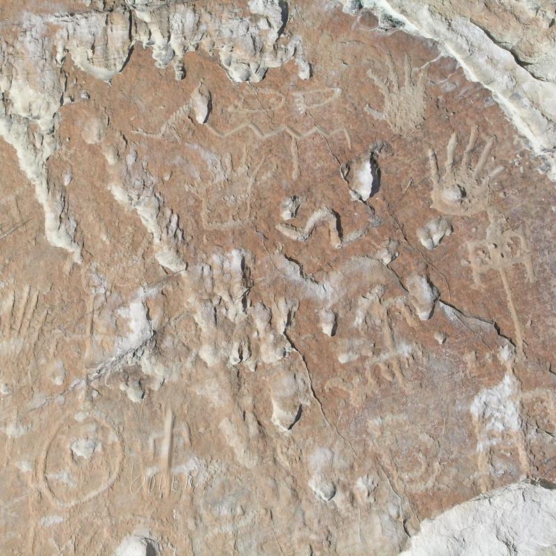 On El Morro's rockface are seen a dense cluster of petroglyphs resembling handprints and footprints.